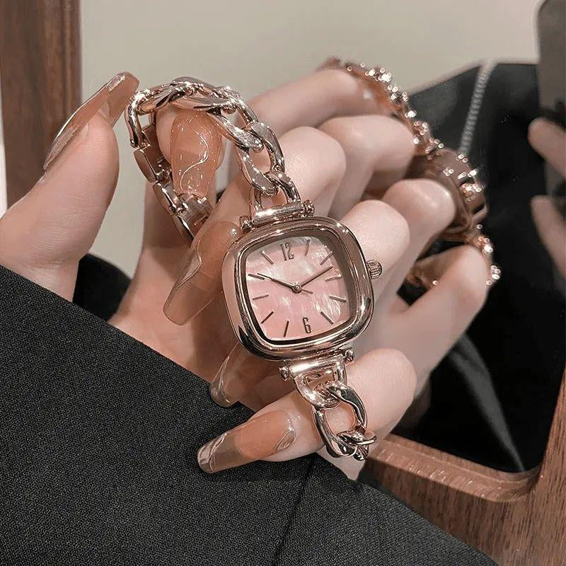 New Small Dial Watch for Women, with a Niche and High-End Feel. Chain Style Fashionable and Casual Personalized Quartz Watch for the Workplace, Suitable for Daily Matching and Fashionable Gifts